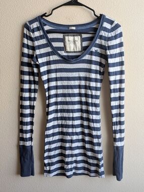 Vintage Abercrombie & Fitch Navy and Light Gray Striped Scoop Neck Tee